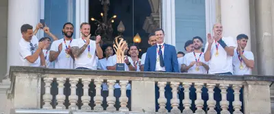 MHB : les handballeurs fêtent leur 15e coupe de France au balcon de l'Opéra-Comédie