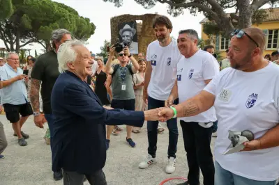 Michel Sardou inaugure le trophée de pétanque Fernand Sardou à Bormes-les-Mimosas