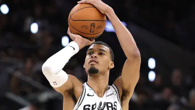 NBA : le panier fou de Wembanyama au buzzer depuis la ligne médiane