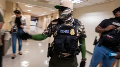 New York : un juge fédéral interdit les arrestations de migrants au tribunal