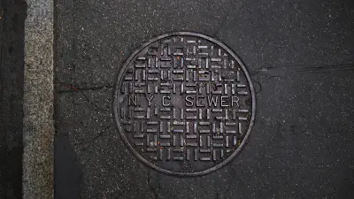 New York : une femme chute dans une bouche d'égout après le déplacement de la plaque par un camion