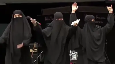 Némésis en niqab à Londres : provocation lors d'un meeting d'extrême droite