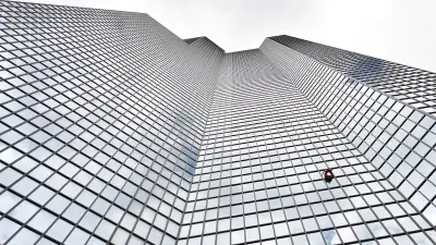 Nouvelle ascension de la tour Total par Alexis Landot à La Défense