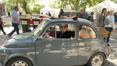 Parade de véhicules italiens anciens à Nîmes : nostalgie et passion
