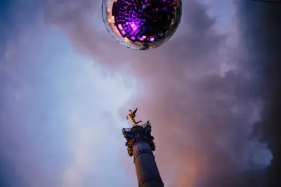 Paris : un bal LGBT mêle amour et commémorations, la politique en retrait