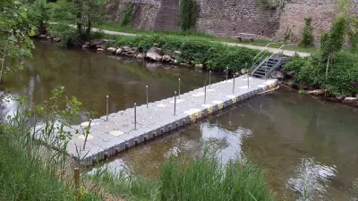 Passerelle flottante installée sur la Sorgue à Saint-Affrique