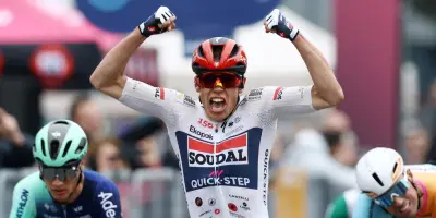 Paul Magnier remporte la première étape du Tour d'Italie et endosse le maillot rose