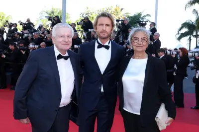 Philippe Lacheau monte les marches de Cannes avec ses parents pour 