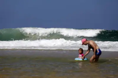 Plage non surveillée : parents vigilants face aux dangers de l'océan