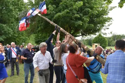 Plantation traditionnelle du mai à Hautefort-Saint-Agnan