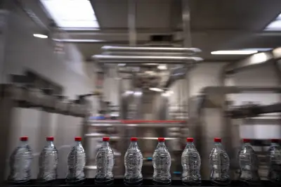 Pourquoi le projet de consigne des bouteilles plastique de Macron est critiqué