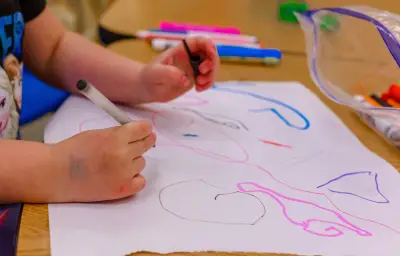 Rihanna tatoue un dessin de son enfant : les parents amassent-ils trop de souvenirs ?