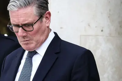 Royaume-Uni : après la déroute électorale, Keir Starmer entre déni et défi