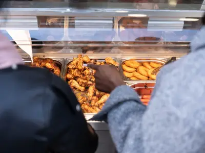 À Saint-Ouen, la guerre des poulets entre Master Poulet et Karim Bouamrane