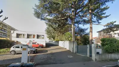 Saint-Étienne : il poignarde un homme qui rôdait autour de sa voiture
