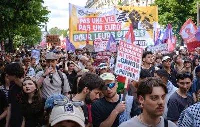Tesla recouverte de stickers lors de la manifestation du 1er-Mai à Paris
