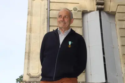 Trente ans d'engagement : le maire de Villefranche-de-Lonchat décoré