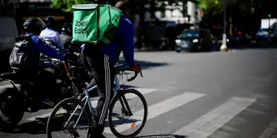 UberEats et Deliveroo mis en demeure par la CFDT pour management opaque et suspensions abusives