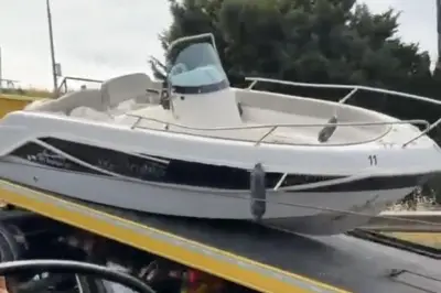 Un bateau échoué sur l'A50 après un freinage d'urgence à Ollioules