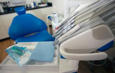 Un dentiste marseillais jugé pour une escroquerie de 2,6 millions d'euros à la Sécu
