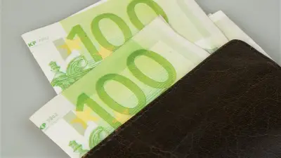 Un père obtient l'arrêt de la pension alimentaire car son fils gagne autant que lui