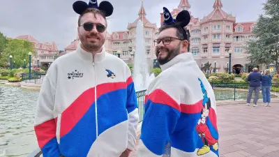 Veste polaire Disneyland Paris : le phénomène mode qui fait fureur