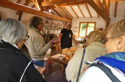 Visite d'une savonnerie à Bourgnac pour les malades d'Alzheimer