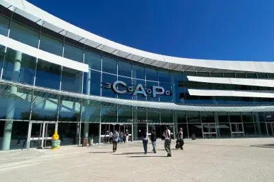 Voyeur arrêté dans les toilettes de Cap 3000 par un policier en repos
