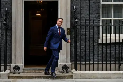 Wes Streeting, ministre britannique de la Santé, démissionne et défie Starmer