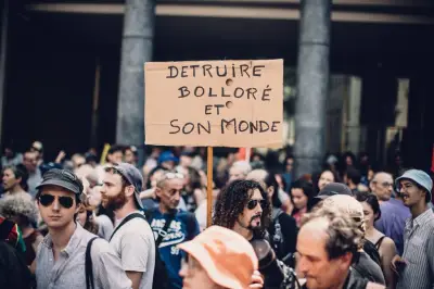 Zapper Bolloré : le mouvement veut s'étendre après l'Olympia