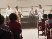 170 enfants découvrent les coulisses de Peter Pan avec la compagnie En Décalé