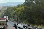Accident spectaculaire sur la pénétrante Cannes-Grasse : une voiture sur le toit