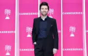 Adam Scott imagine une série absurde avec des lions et des chaises