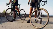 Agressé à la barre de fer pour un passage étroit : deux cyclistes portent plainte