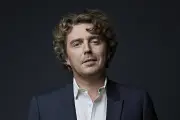 Alex Vizorek en stand-up à Anthéa et Toulon : confessions et tacles à l'IA