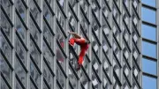 Alexis Landot escalade la tour Montparnasse à mains nues et est interpellé
