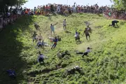 Angleterre : la déjantée course de cheese rolling en images