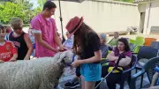 Animaux réunissent enfants et seniors à l'Ehpad des Cistes