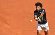 Arthur Fils rassurant à l'entraînement avant Roland-Garros