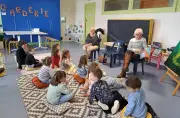 Atelier lecture intergénérationnel à Andoins pour éveiller les enfants