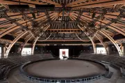 Au Haras national, L'Écrin : un théâtre équestre moderne en bois et ardoise