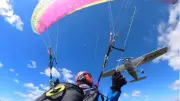 Autriche : une parapentiste survit miraculeusement à une collision avec un avion