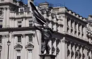 Banksy dévoile une nouvelle statue à Londres, critique du nationalisme