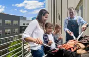 Barbecue sur balcon : ce que dit la loi et le règlement de copropriété