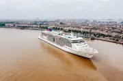Bordeaux : le pont Chaban-Delmas levé pour le passage d'un paquebot de luxe