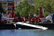 Bus dans la Seine : la conductrice aurait confondu les pédales
