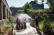 Canicule : des cours d'école oasis à Paris pour protéger les enfants