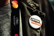 Cannes : le collectif « Zapper Bolloré » revendique 2 000 signatures