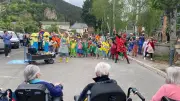 Carnaval inclusif à Meyrueis : écoliers et collégiens défilent pour l'environnement