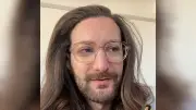 Ce coiffeur toulousain est le sosie de Pierre Niney et cartonne sur TikTok